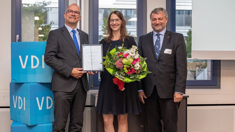 Verleihung des VDI Preises an Frau M?hnle durch Prof. Dr. Riedel im Beisein von Prof. Dr. Gülch