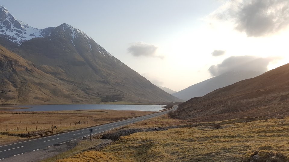 Schottland Landschaft Berge im Hintergrund